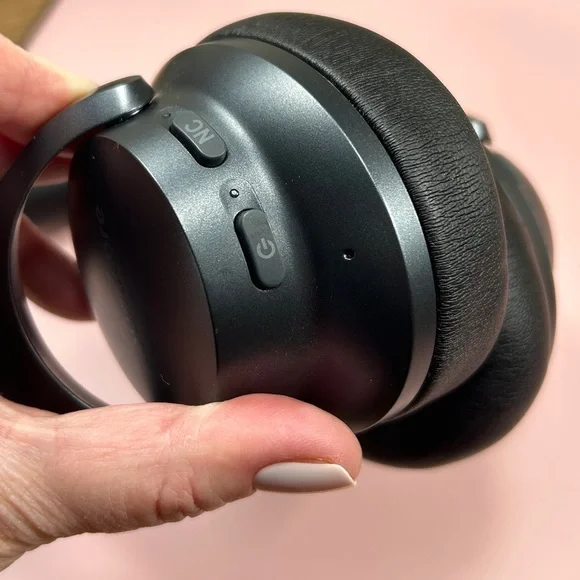 Anker Soundcore Over-Ear Headphones in Black - Picture 6 of 14